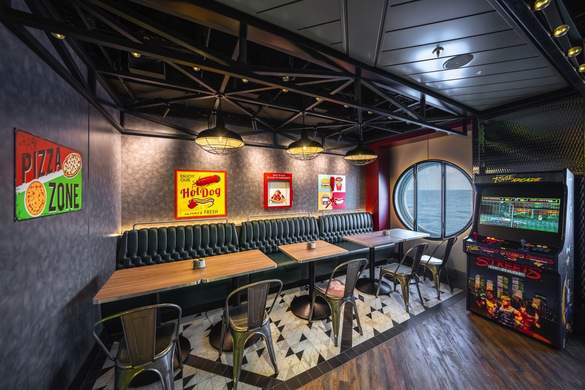 MSC Cruises MSC World Europa Pizza and Burger - Ivan Sarfatti 3.jpg